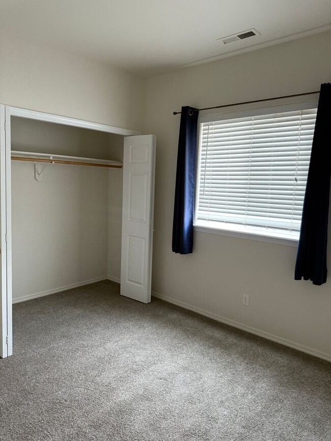 Building Photo - 3 bed, 2 bath Single Level Home