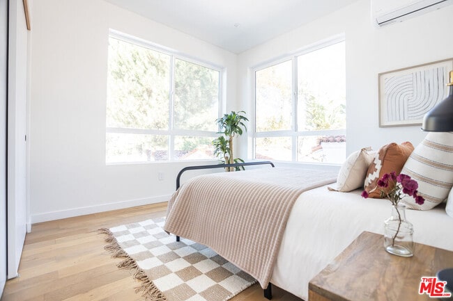 Building Photo - 2210-2214 Echo Park Ave