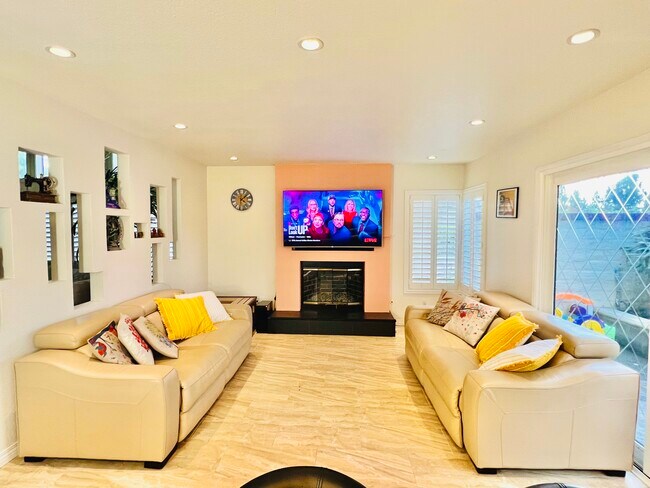 Family Room - 2501 Avenita Alpera