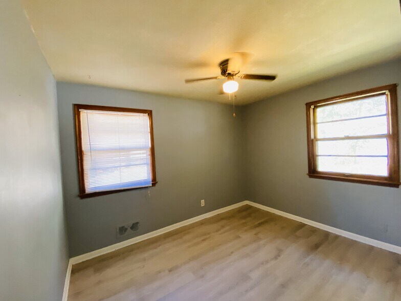 Building Photo - 4533 University Ave NE