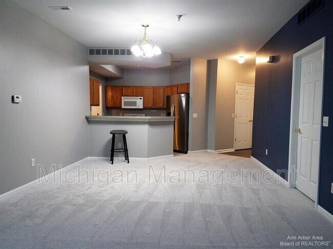 Building Photo - 9521 Lakeside Dr