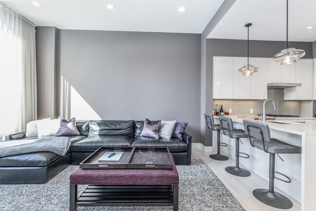 Building Photo - 32 Traveler St