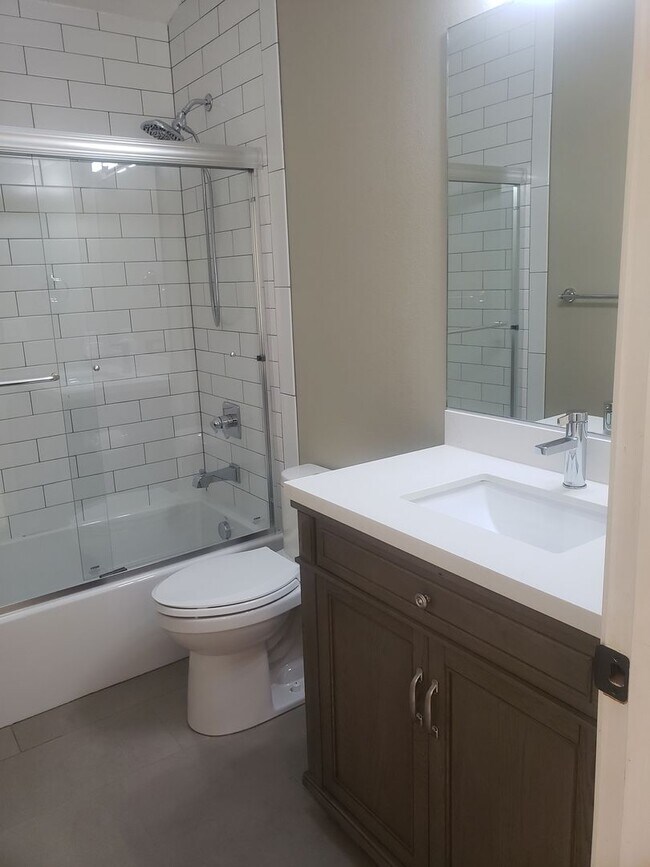 Building Photo - Wonderful John's Landing Updated Townhouse...