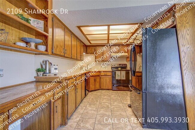 Building Photo - 2109 Shamrock Dr