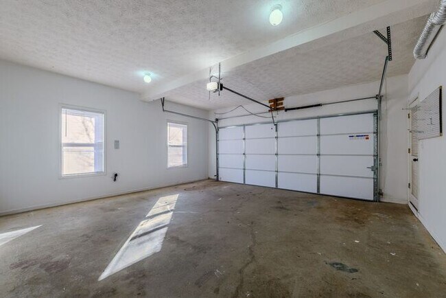 Building Photo - 3890 Cherry Ridge Walk