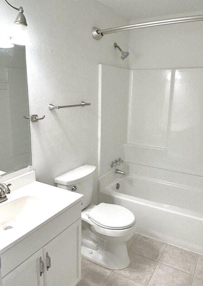 Building Photo - AVAILABLE NOW!  Charming Home in the Cottonwood Community!"