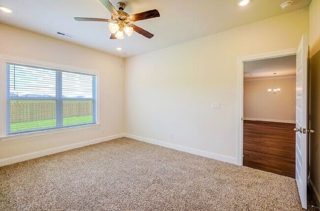 Building Photo - Fenced yard, great location