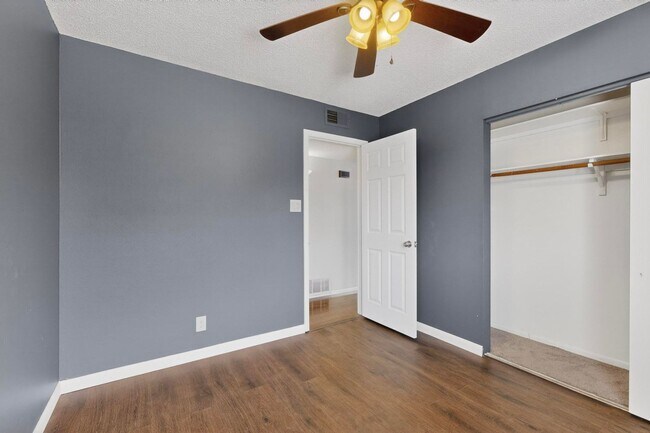 Building Photo - NE Affordable 2/BD 1/BA 1/CG 2nd Story NE Condo