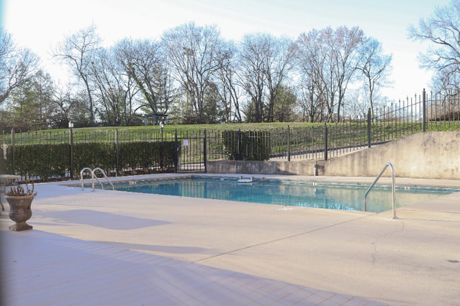 Building Photo - 523 N Bertrand St