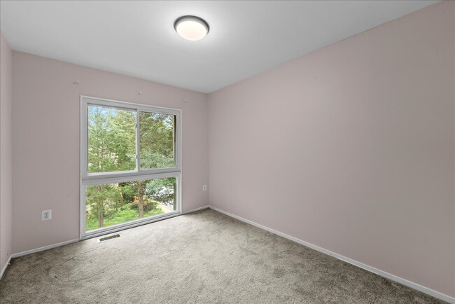 Building Photo - "Charming 4-Bed Townhouse with Granite Tou...