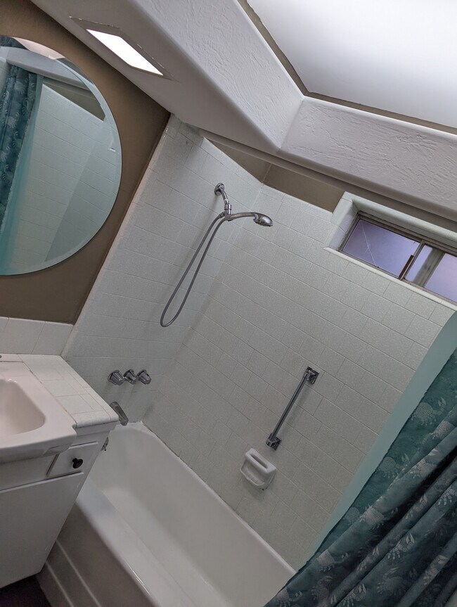 Building Photo - 1303 E Brockton Ave