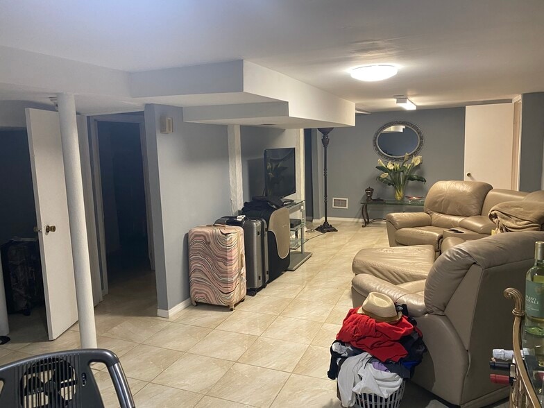 Building Photo - 95 Sycamore Ave