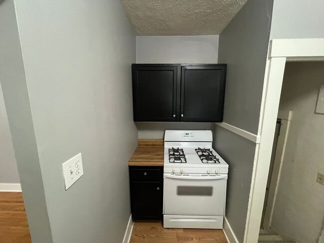 Building Photo - Huge Garage, Fenced Backyard, Laundry