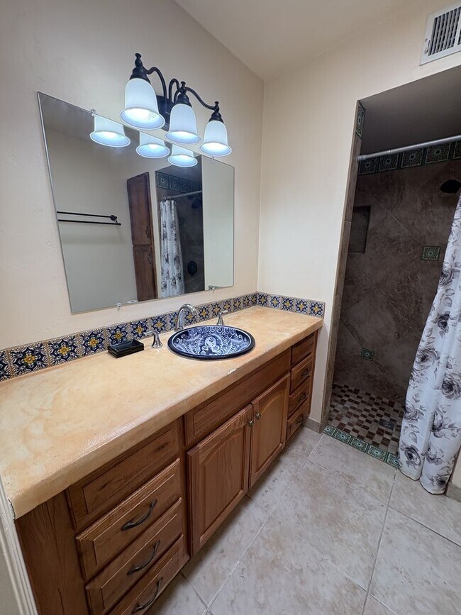 Building Photo - Convenient location in Midvale Park Close to all your needs