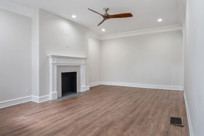 Building Photo - 660 E 51st St
