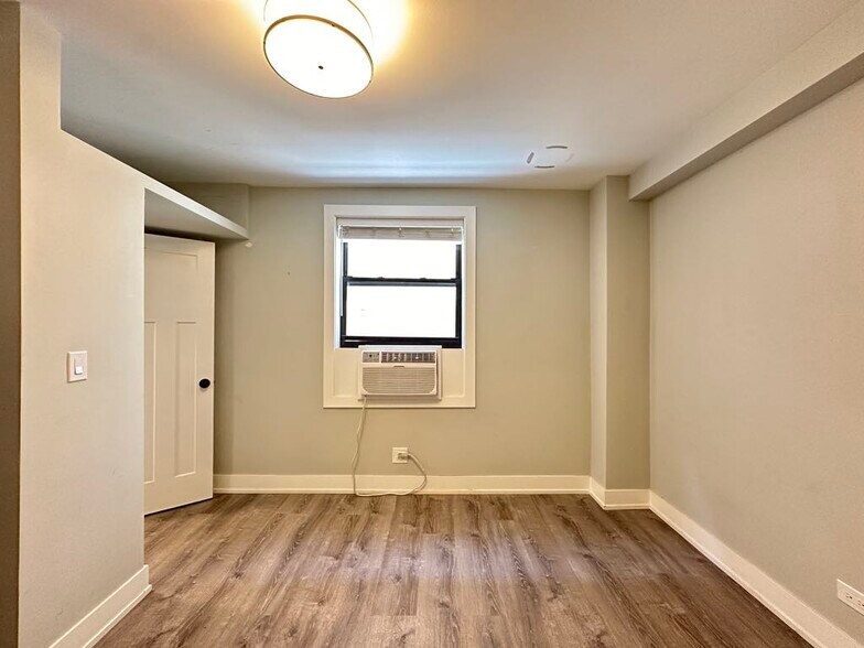 Building Photo - 510 W Belmont Ave