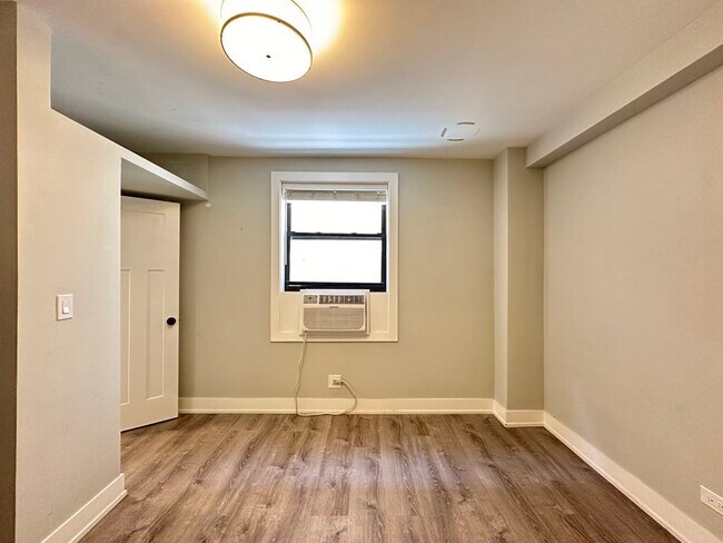 Building Photo - 508 W Belmont
