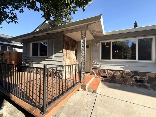 Building Photo - Charming 2-Bedroom Duplex Unit in Redwood ...