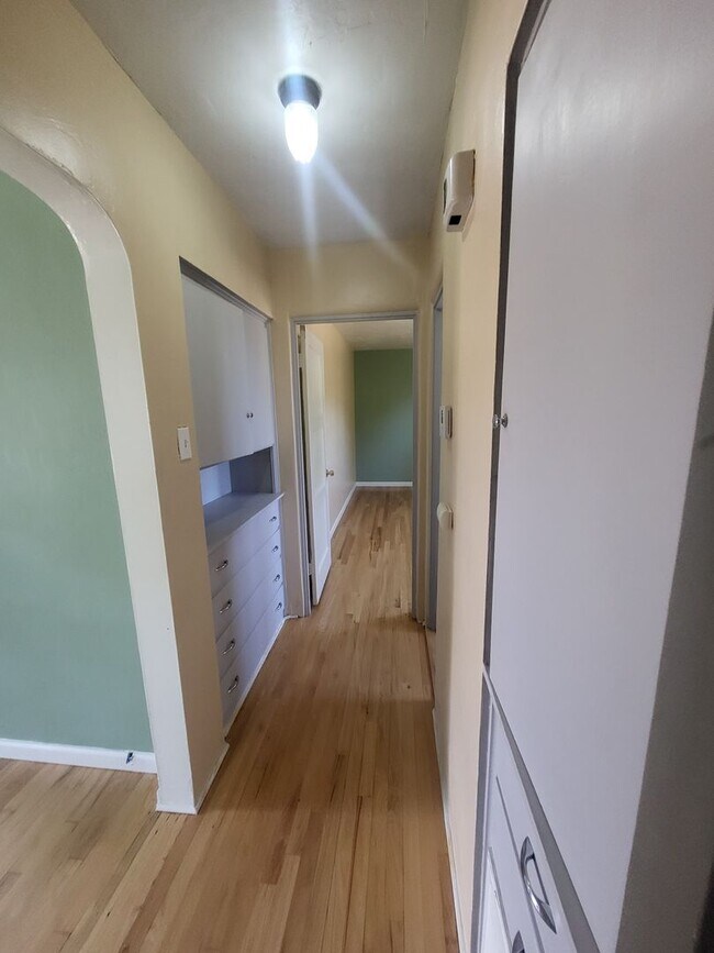 Building Photo - Cute Quiet  2 bedroom 1 Bath 1100/SF Home