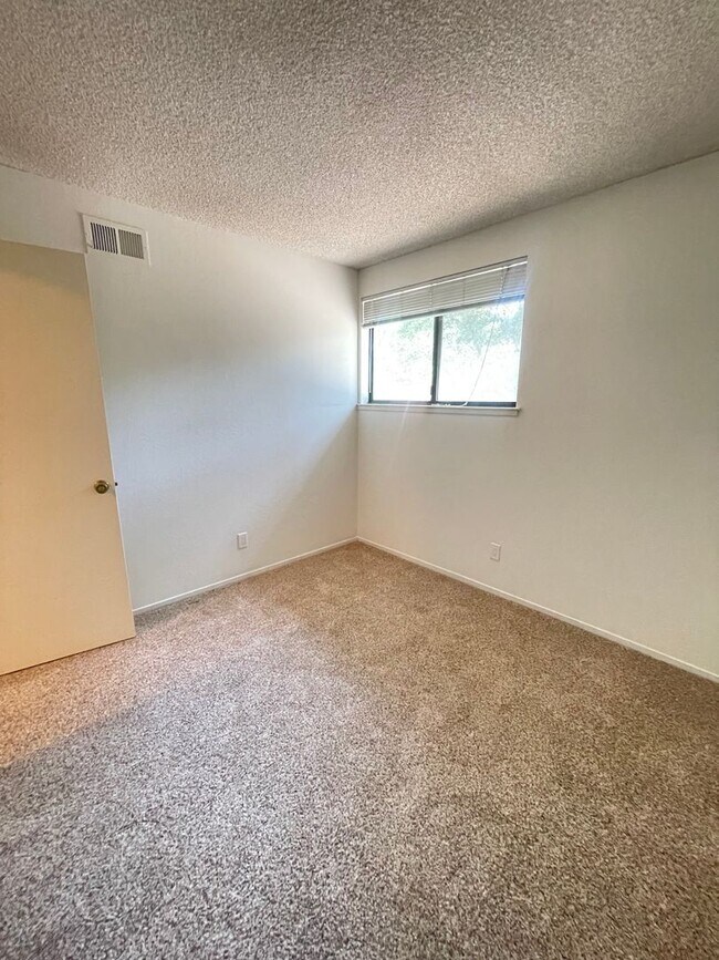 Building Photo - Beautiful Capitola Condo minutes from Capitola Village!