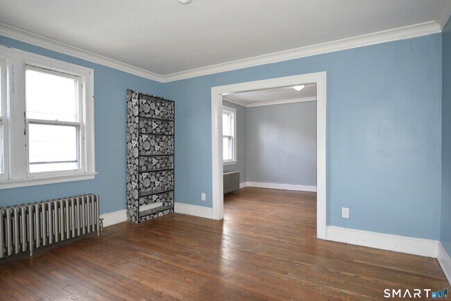 Building Photo - 214 N Quaker Ln