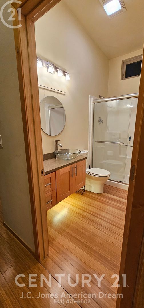 Building Photo - Spectacular Views in the Heart of Applegate Wine Country