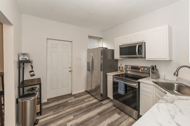 Building Photo - 4992 Botanical Ave