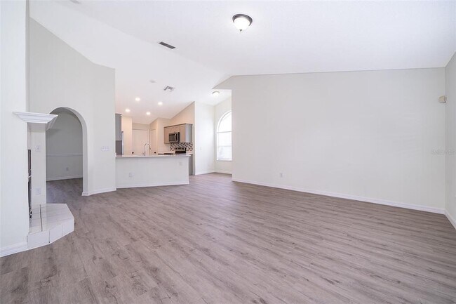 Building Photo - 2425 Rolling Broak Dr