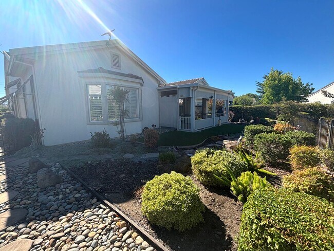 Building Photo - Gorgeous 3 Bed 2.5 Bath with SOLAR! 55+ Community