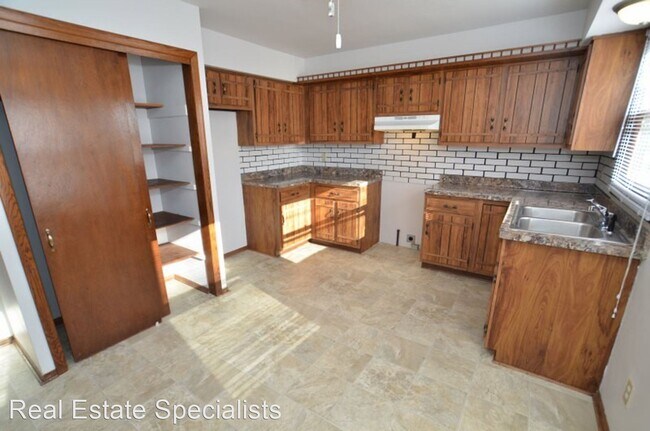 Building Photo - 609-667 Ridgeway Dr