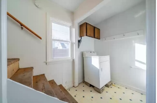 Dryer/laundry area - 1923 N Clark St