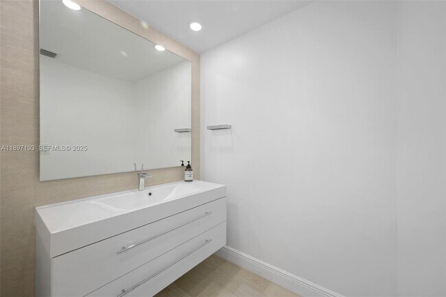 Building Photo - 5000 N Ocean Blvd