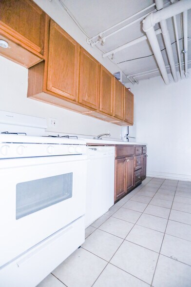 Building Photo - 2043 W Wellington Ave