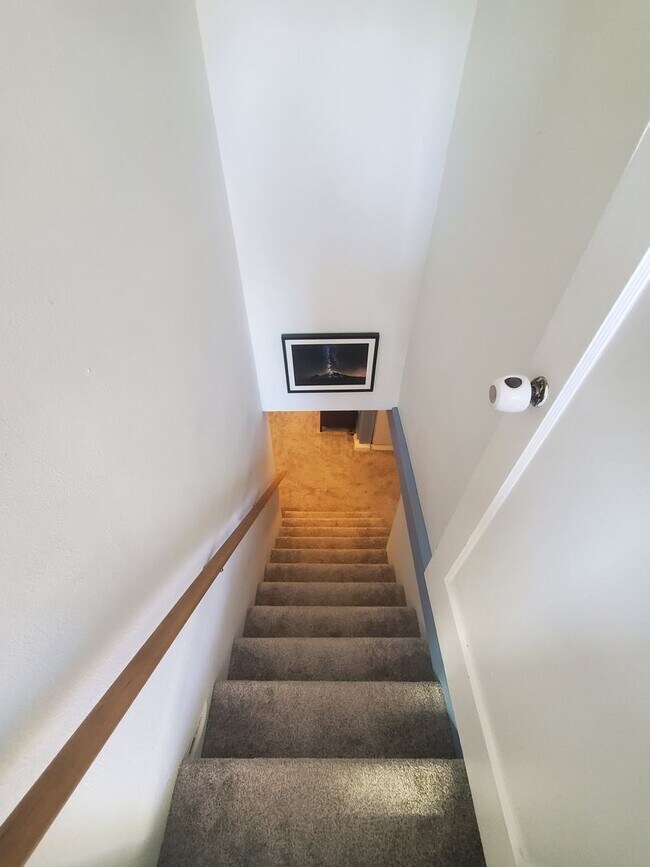 Building Photo - Charming 4 bed, 2 bath, fully fenced, covered deck in convenient location.