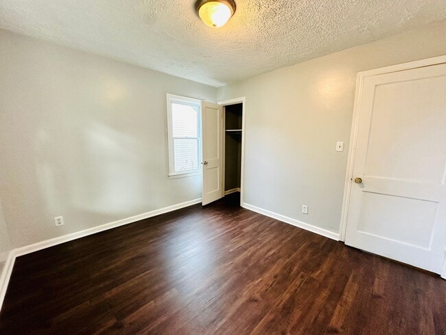 Building Photo - 2BR off Taylor Blvd with open floor plan *...