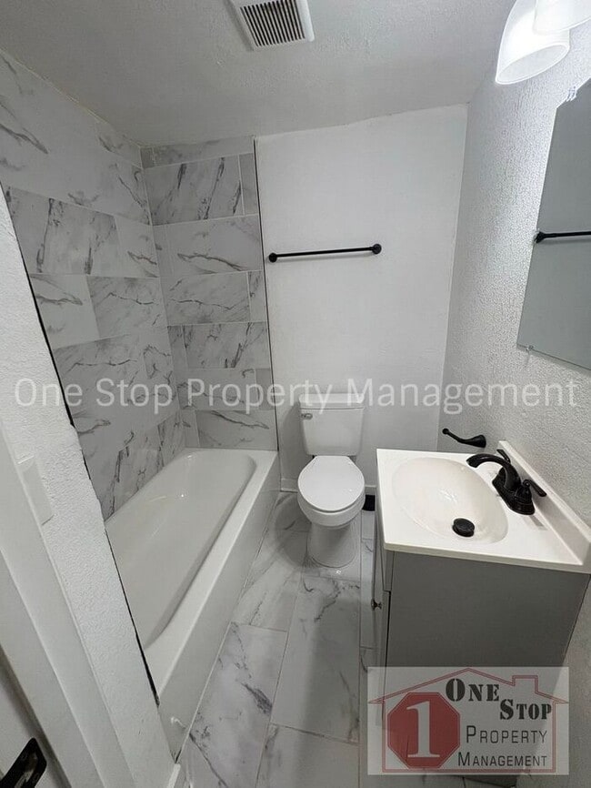 Building Photo - Gorgeous 4 Bedroom, 2 Bath in Independence!