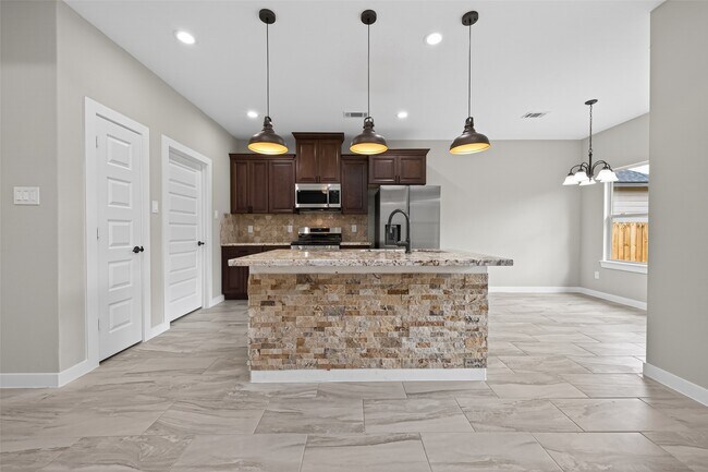 Building Photo - 1107 Lyle W Ave