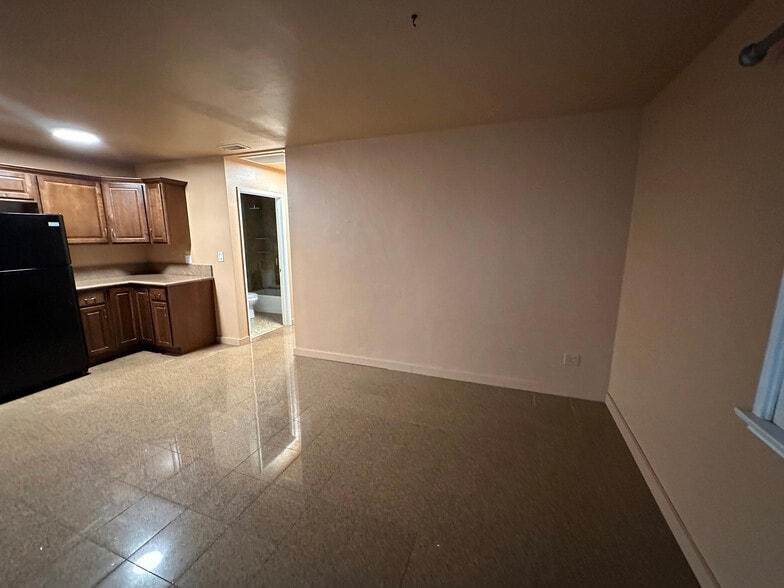 Dining area 01 - 10809 Huston St