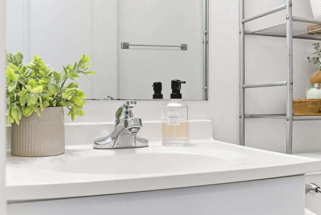 Building Photo - 1127 N Northwood Ave