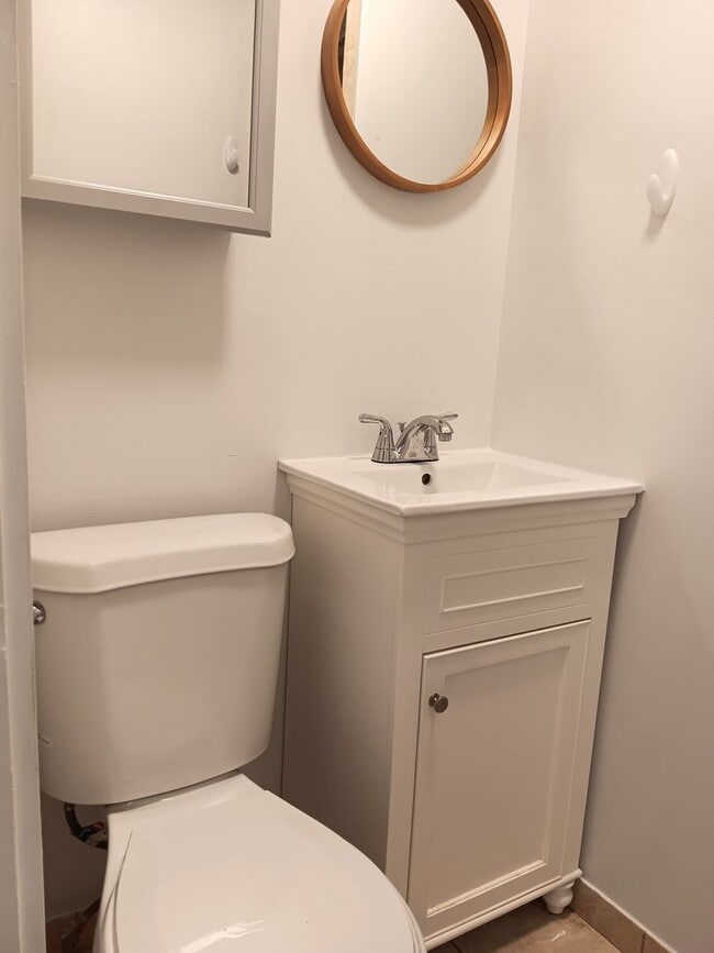 Building Photo - So darn cute - large studio close to downtown St Pete