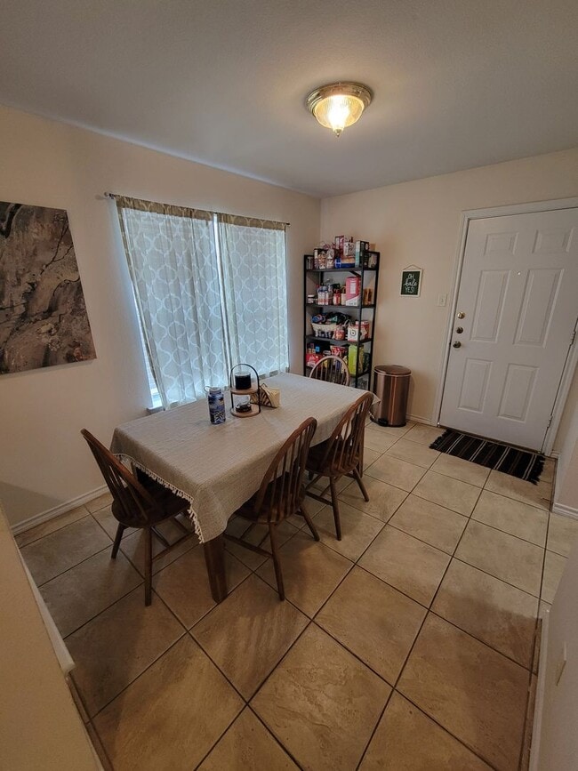 Building Photo - College Station - 3 bedroom / 2 bath duplex with fenced in yard and washer / dryer included