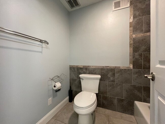 Building Photo - Charming Condo for Rent