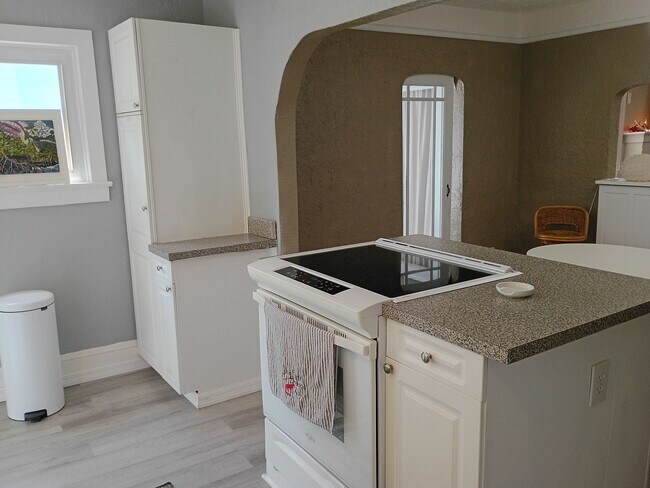 Building Photo - Charming Mediterranean Bungalow in the Heart of Historic DeLand