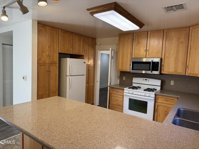 Building Photo - 1026 Cawston Ave