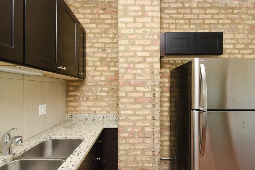 Building Photo - 3550 W Lawrence Ave