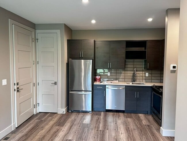 Building Photo - Black Bull Trail One Bedroom One Bathroom Space Available!