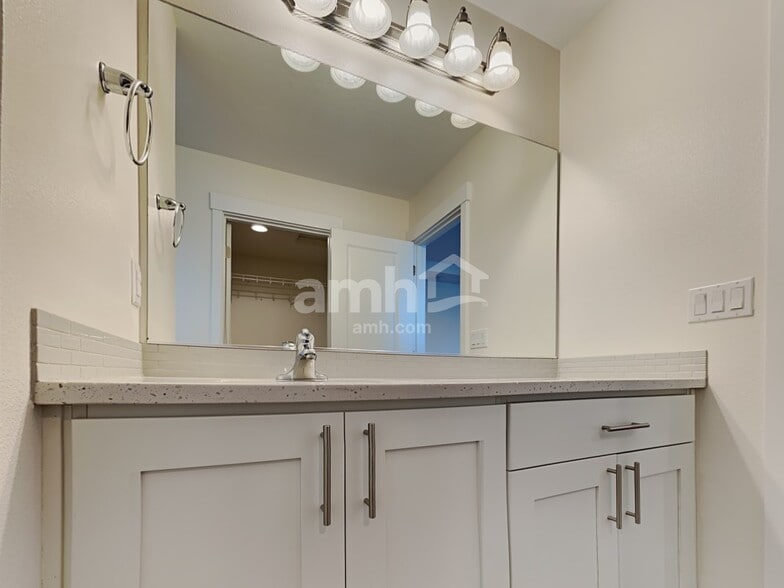 Building Photo - 1013 NE 11th Way