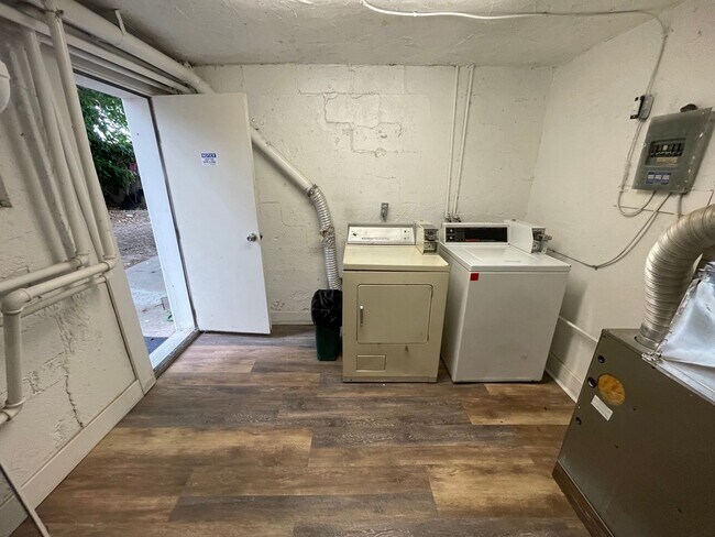 Building Photo - Holladay One Bedroom; 700 sq ft; Remodeled