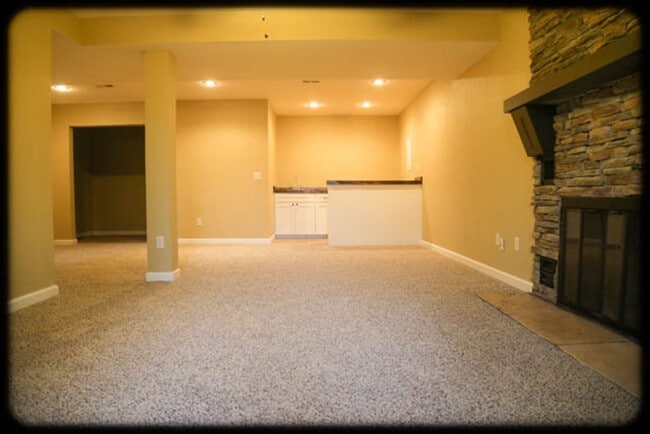 Building Photo - Pottery Barn-Style Home with Walkout Basement in Prime Location