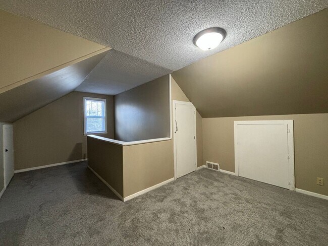 Building Photo - 4 bedroom, 2 bathroom home in the peaceful community of Mahtomedi access to White Bear Lake